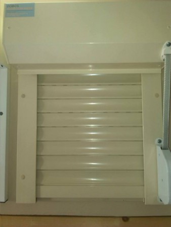 Alupofás redőny színterezett (festett) tok, láb, záróléc, világos bézs műanyag léccel