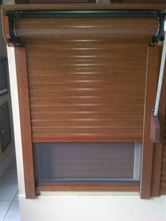 Aranytölgy alumínium redőny, beépített szúnyoghálóval