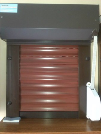 Alupofás kongó műanyag redőny, mahagóni léccel